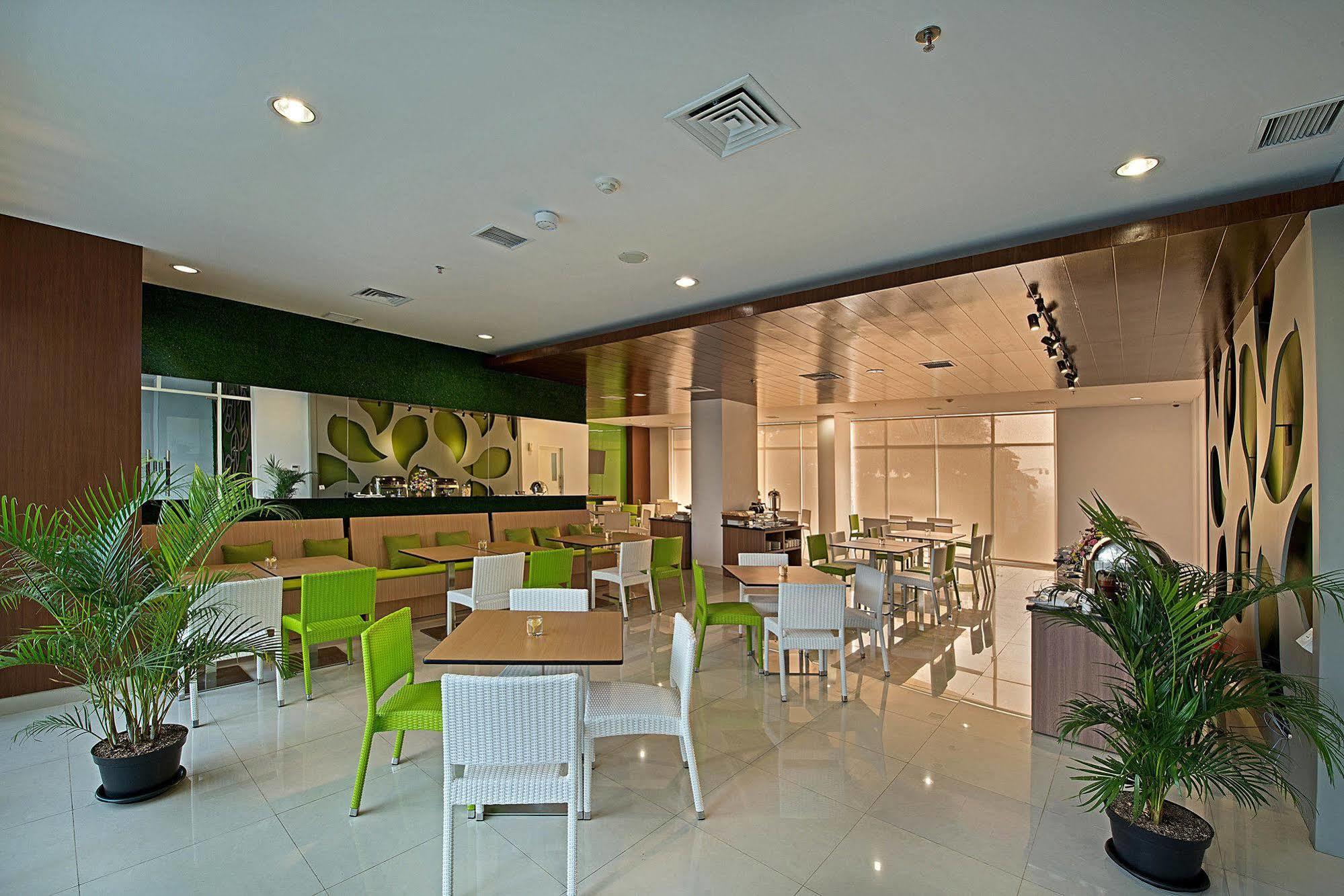 Whiz Prime Hotel Pajajaran Bogor Exterior photo