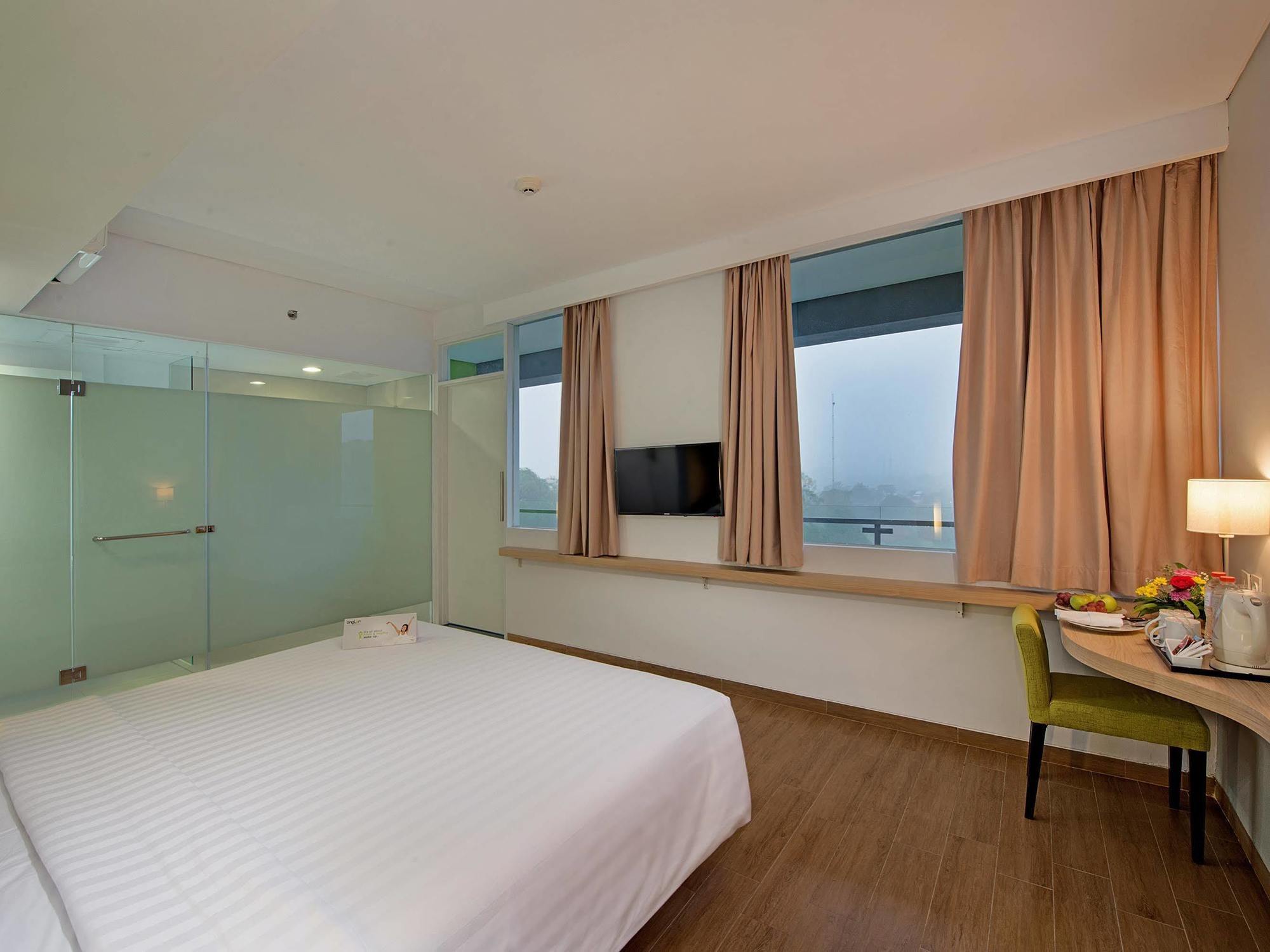 Whiz Prime Hotel Pajajaran Bogor Exterior photo