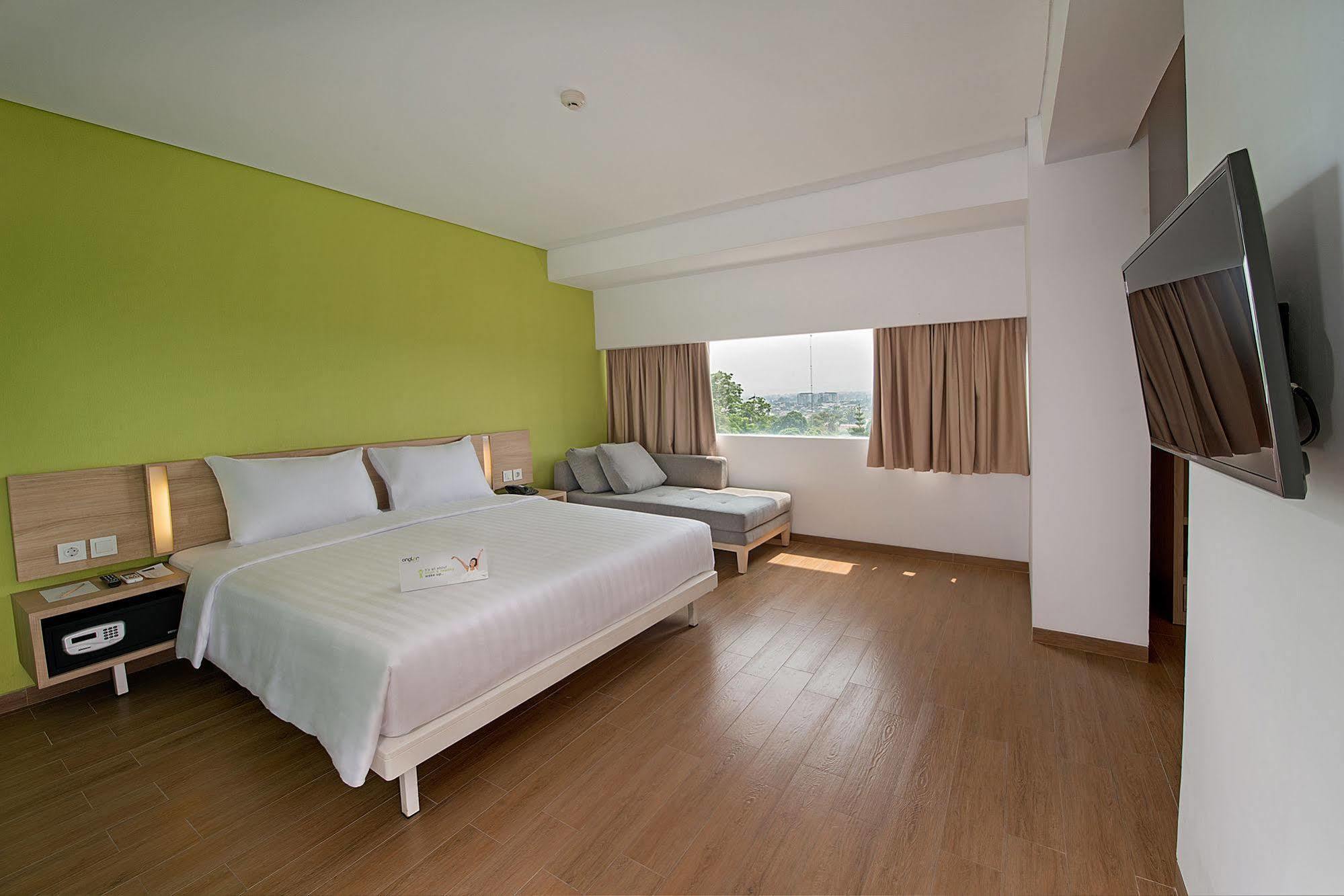 Whiz Prime Hotel Pajajaran Bogor Exterior photo