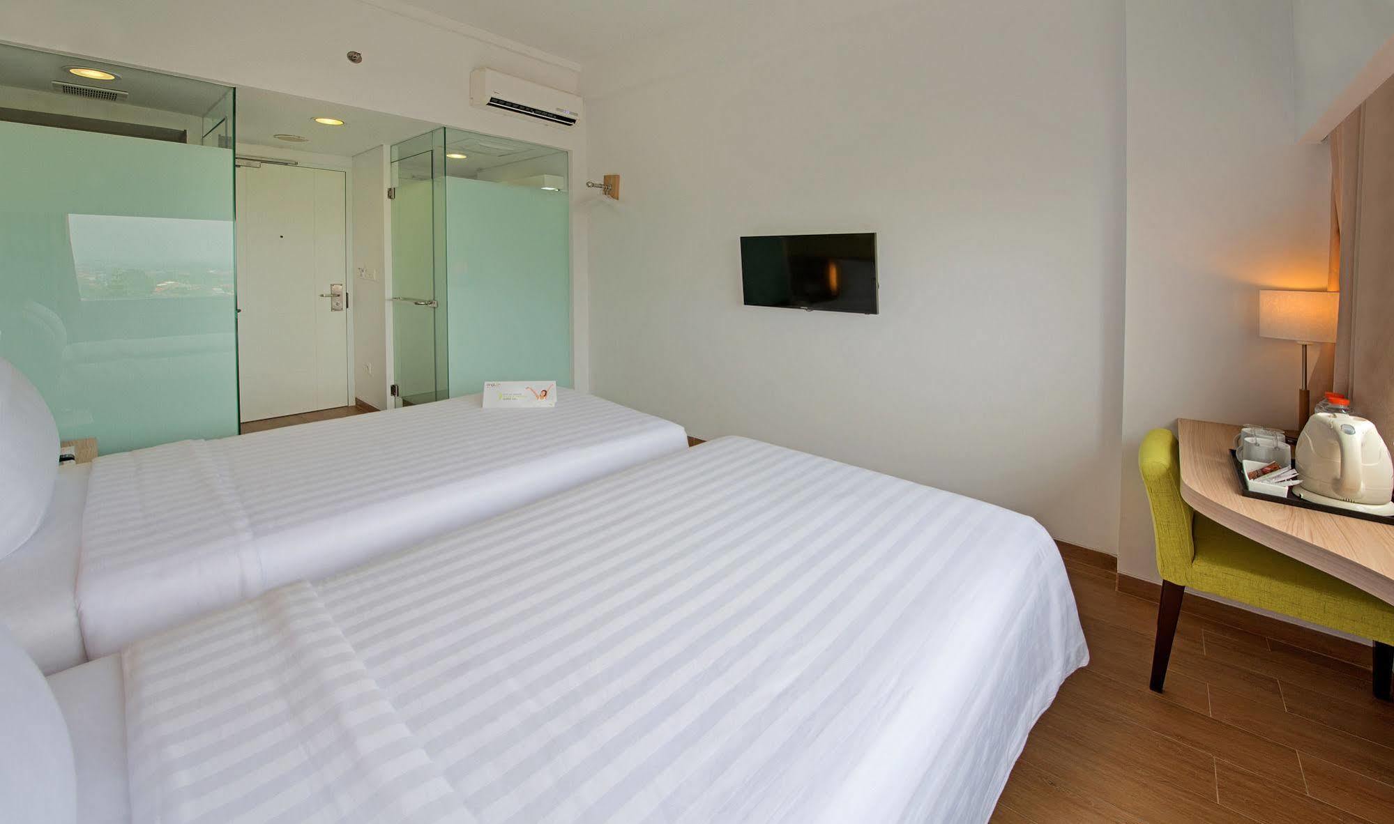 Whiz Prime Hotel Pajajaran Bogor Exterior photo